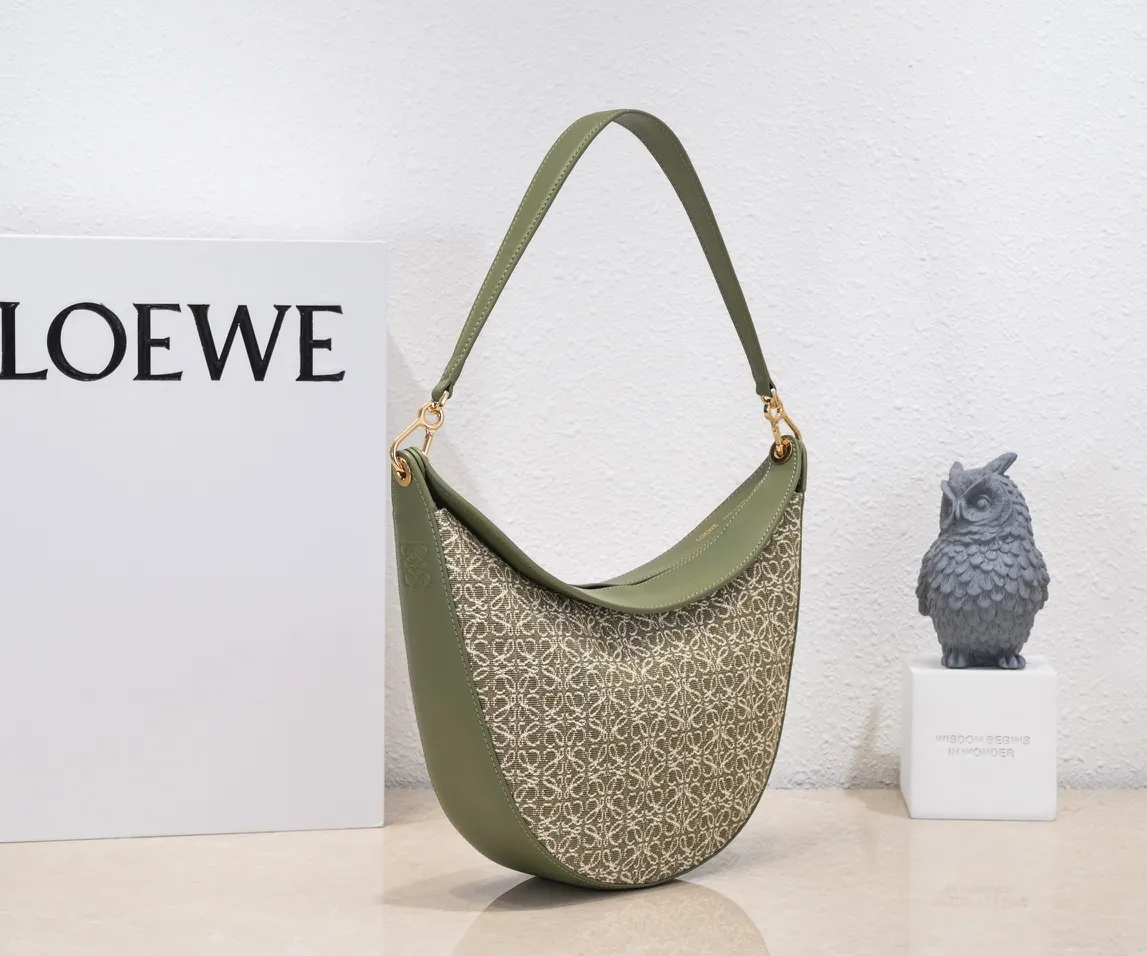 Green/avocado green, top original order. The smooth crescent shape of the L Luna series moon bag not only elongates the proportions of the whole person without getting stuck on the upper body, but also feels particularly comfortable. The wide shoulder strap design does not press the shoulder buckle opening, making it easier to open and close. The internal capacity is also large, and sunglasses and folding umbrellas can be easily arranged with sliding hanging loops hidden on both sides. Shoulder straps or hanging accessories can be attached, making it convenient for various occasions. It is a bag that shows off its temperament and is highly used in daily life! Luo Yiwei size: 29*27*8cm: model: 8891#